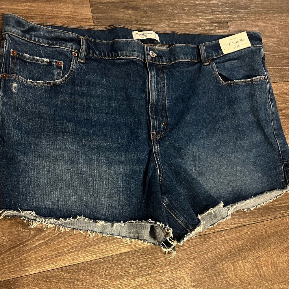 Abercombie & Fitch Women’s High Rise 4” Mom Plus Denim Shorts Size 22